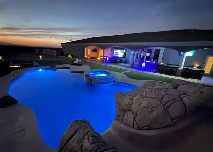 Villa Grand Luxury Estate - Pool, Spa, Gym, Game Room, Movie Theater & Pickleball *