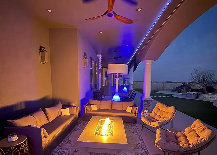 Grand Luxury Estate - Pool, Spa, Gym, Game Room, Movie Theater & Pickleball