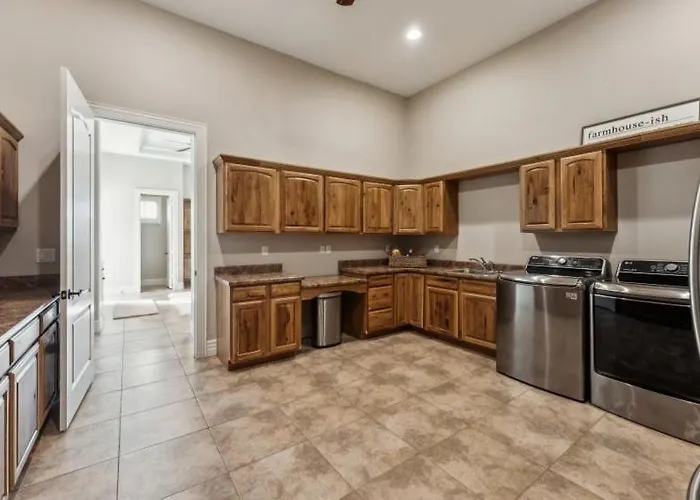 Villa Grand Luxury Estate - Pool, Spa, Gym, Game Room, Movie Theater & Pickleball