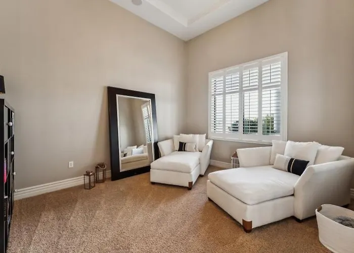 Grand Luxury Estate - Pool, Spa, Gym, Game Room, Movie Theater & Pickleball Villa