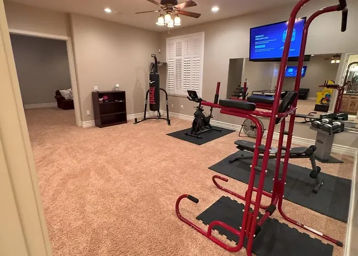 Grand Luxury Estate - Pool, Spa, Gym, Game Room, Movie Theater & Pickleball