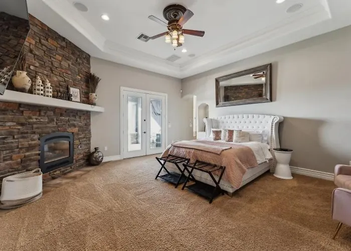 Villa Grand Luxury Estate - Pool, Spa, Gym, Game Room, Movie Theater & Pickleball *