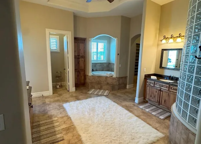 Grand Luxury Estate - Pool, Spa, Gym, Game Room, Movie Theater & Pickleball *