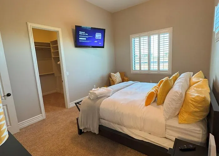 Grand Luxury Estate - Pool, Spa, Gym, Game Room, Movie Theater & Pickleball