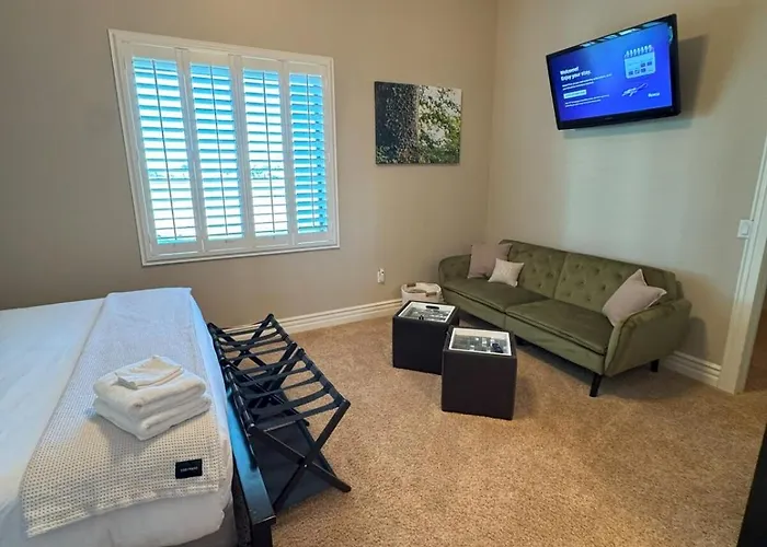 Grand Luxury Estate - Pool, Spa, Gym, Game Room, Movie Theater & Pickleball Villa *