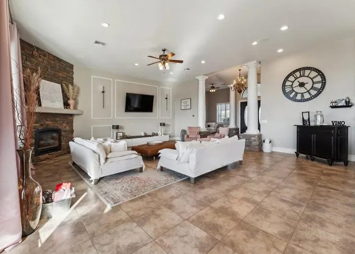 Villa Grand Luxury Estate - Pool, Spa, Gym, Game Room, Movie Theater & Pickleball Casa Grande