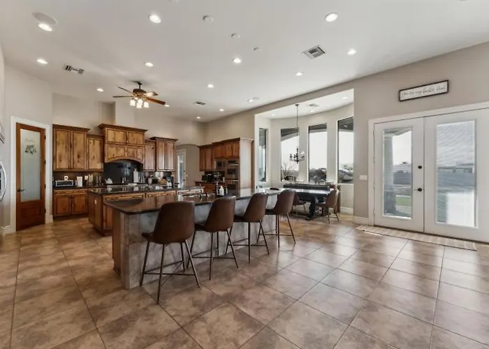 Grand Luxury Estate - Pool, Spa, Gym, Game Room, Movie Theater & Pickleball