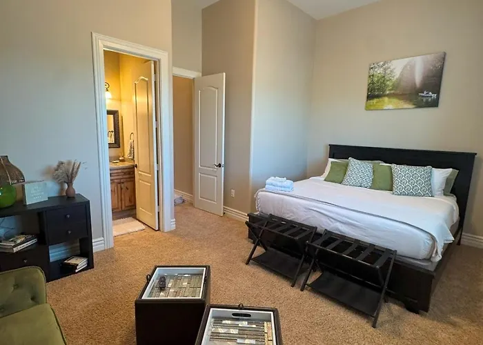 Grand Luxury Estate - Pool, Spa, Gym, Game Room, Movie Theater & Pickleball *