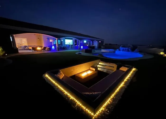 Grand Luxury Estate - Pool, Spa, Gym, Game Room, Movie Theater & Pickleball *