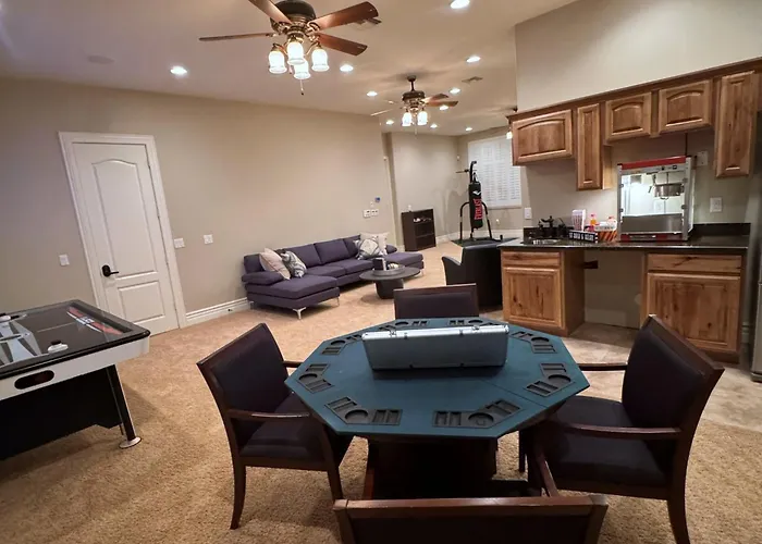 Villa Grand Luxury Estate - Pool, Spa, Gym, Game Room, Movie Theater & Pickleball