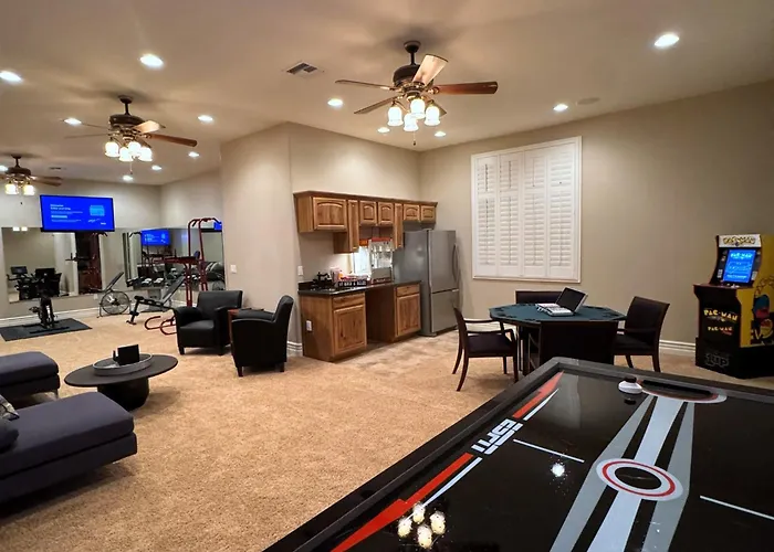 Grand Luxury Estate - Pool, Spa, Gym, Game Room, Movie Theater & Pickleball Villa Casa Grande